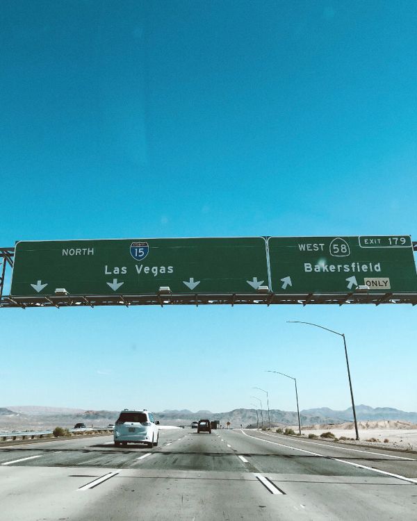 Las Vegas, Verkehrszeichen, Straßenreise, Road, Fahrbahn. Wallpaper in 2494x3117 Resolution