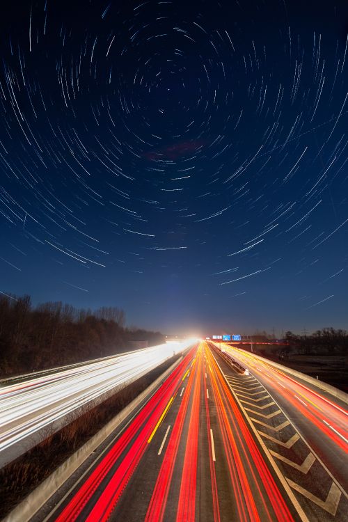 Zeitrafferaufnahmen Von Autos Auf Der Straße Während Der Nachtzeit. Wallpaper in 3895x5834 Resolution