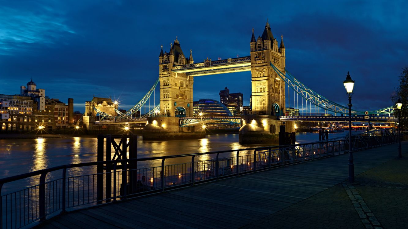 Puente de Londres Durante la Noche. Wallpaper in 2560x1440 Resolution