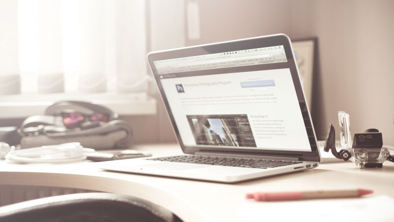 Macbook Air en Mesa Blanca. Wallpaper in 3888x2186 Resolution