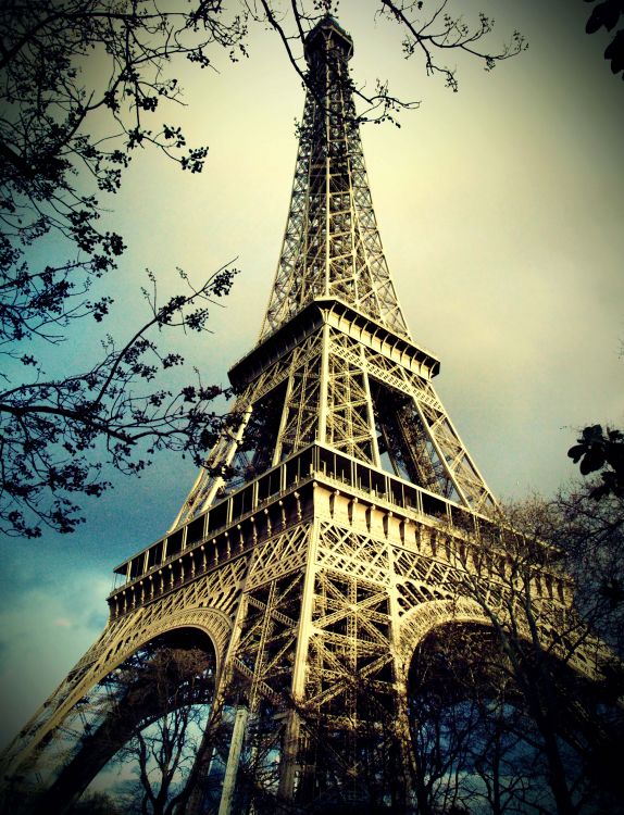 Torre Eiffel Bajo el Cielo Gris. Wallpaper in 5220x6814 Resolution