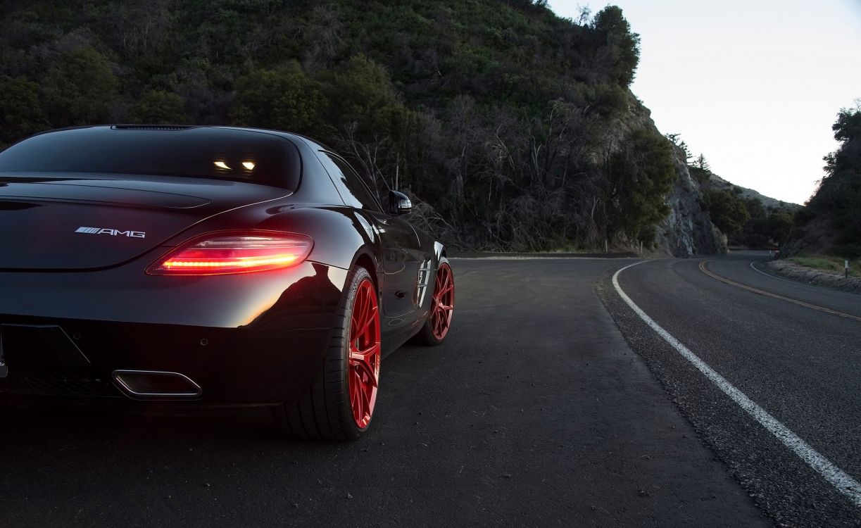 Roter Ferrari-Sportwagen Tagsüber Unterwegs. Wallpaper in 2560x1569 Resolution