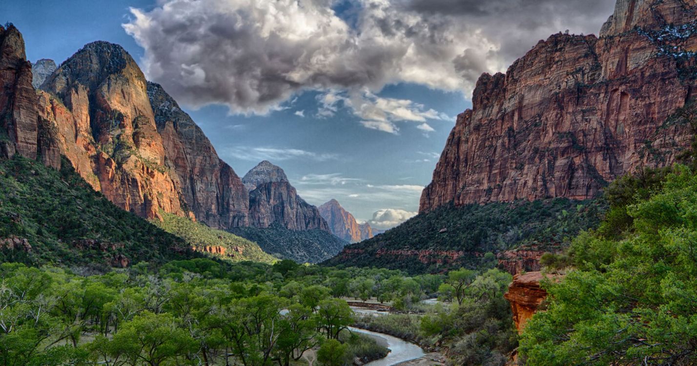 Arbres Verts et Montagnes Brunes Sous Ciel Bleu et Nuages Blancs Pendant la Journée. Wallpaper in 3200x1680 Resolution
