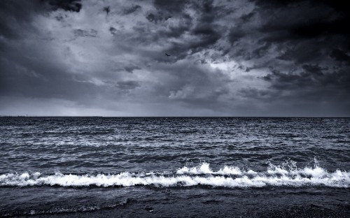 Image ocean waves under cloudy sky during daytime