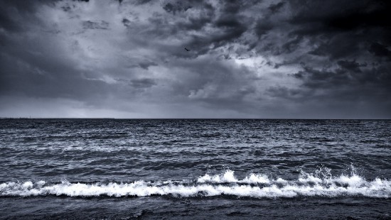 Image ocean waves under cloudy sky during daytime