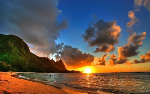 Image sea waves crashing on shore during sunset