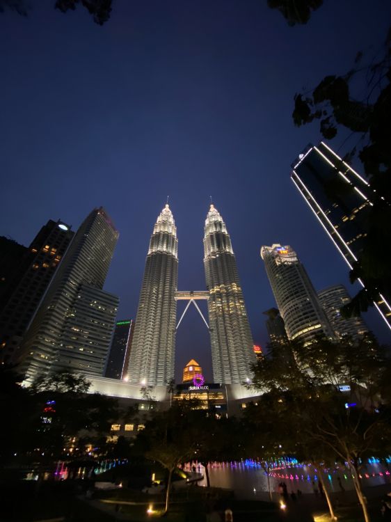 Petronas Towers, Kuala Lumpur, Malaysien, Tageszeit, Tower Block. Wallpaper in 1536x2048 Resolution