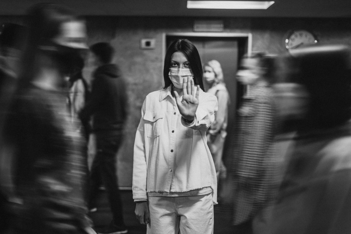 COVID-19, Stehend, Wei, Monochrom, Street Fashion. Wallpaper in 2560x1707 Resolution