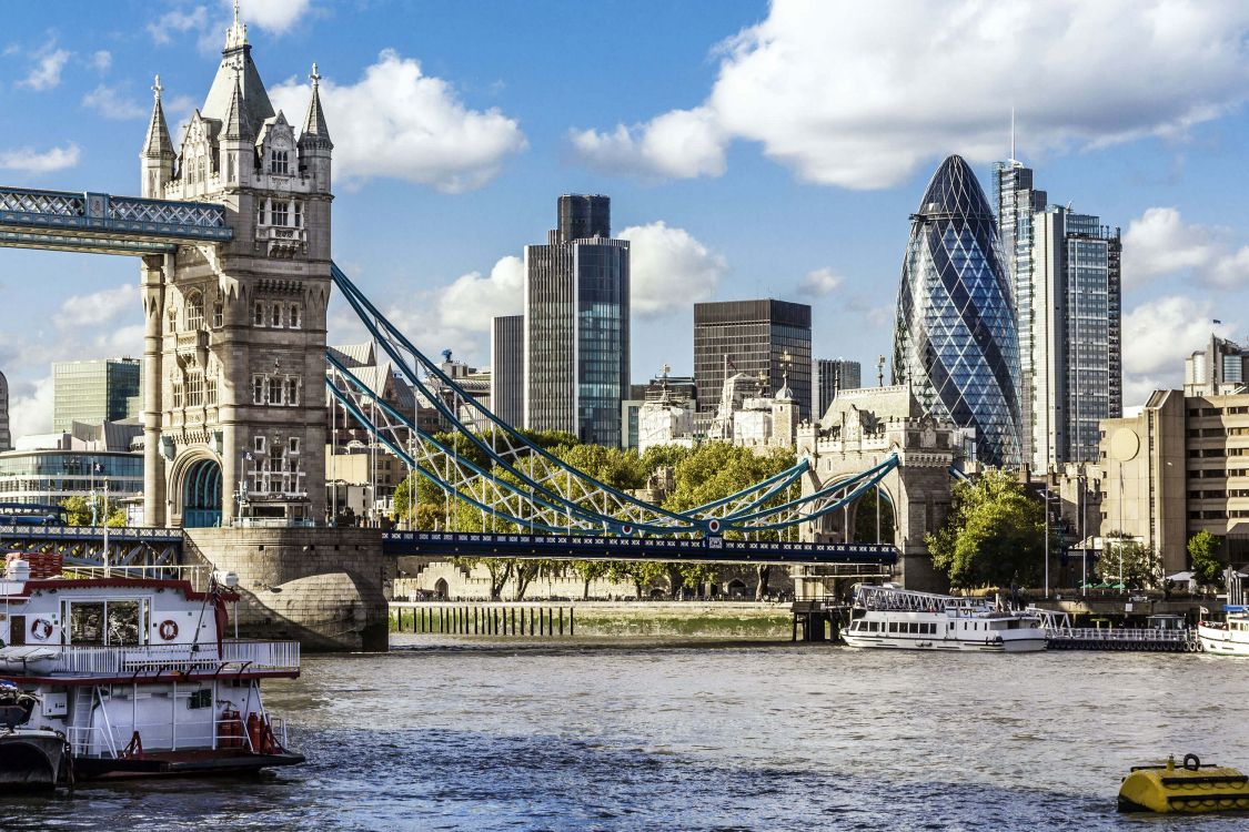 Pont Blanc et Bleu Près Des Bâtiments de la Ville Pendant la Journée. Wallpaper in 3000x2000 Resolution