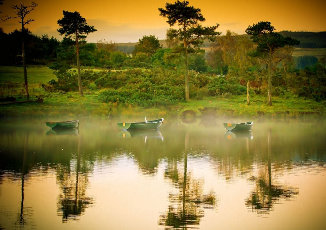 Bateau Blanc Sur le Lac Pendant la Journée. Wallpaper in 2560x1810 Resolution