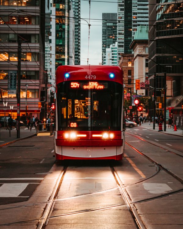 Tram Rouge et Blanc Sur Route Pendant la Journée. Wallpaper in 3131x3914 Resolution