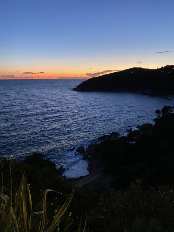 Côte, Eau, Corps de L'eau, Paysage Naturel, Rive. Wallpaper in 1536x2048 Resolution