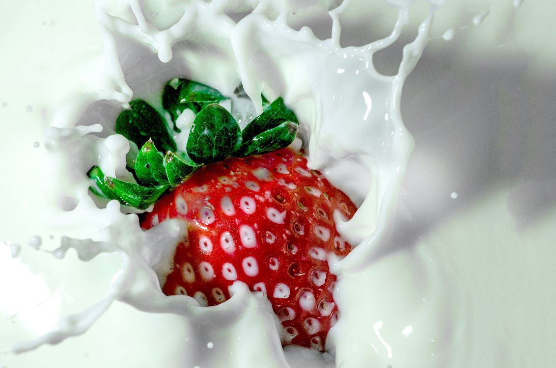 Strawberry on White Ceramic Plate. Wallpaper in 4928x3264 Resolution