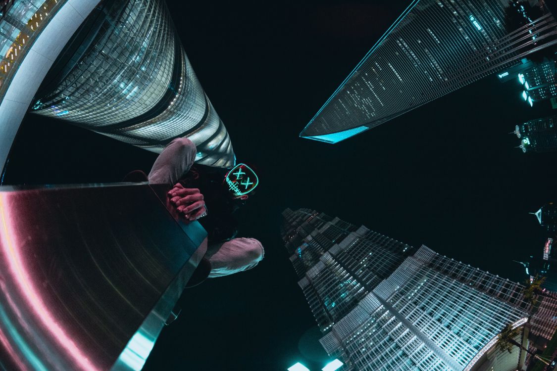 Person in Schwarzen Hosen Und Schwarzen Turnschuhen, Die Vor Einem Hochhaus Steht. Wallpaper in 4898x3265 Resolution