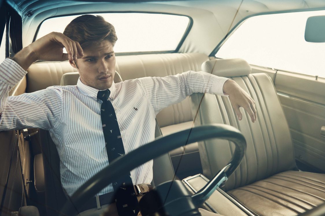 Mann im Weiß-schwarz Gestreiften Langarmhemd Autofahren. Wallpaper in 4500x3000 Resolution
