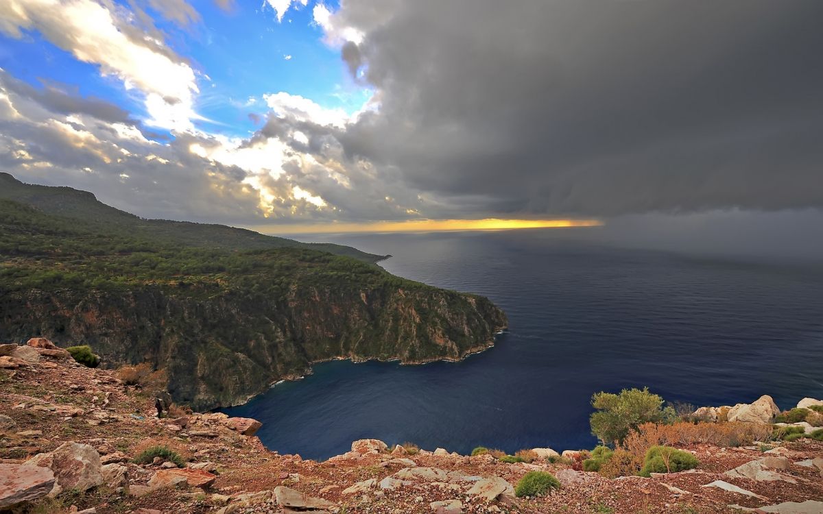 Grüner Und Brauner Berg Neben Blauem Meer Unter Blauem Himmel Tagsüber. Wallpaper in 1920x1200 Resolution