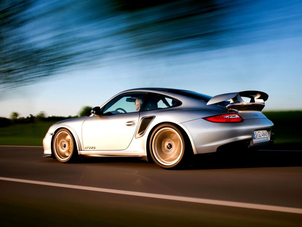 Porsche 911 Blanco en la Carretera. Wallpaper in 2130x1598 Resolution