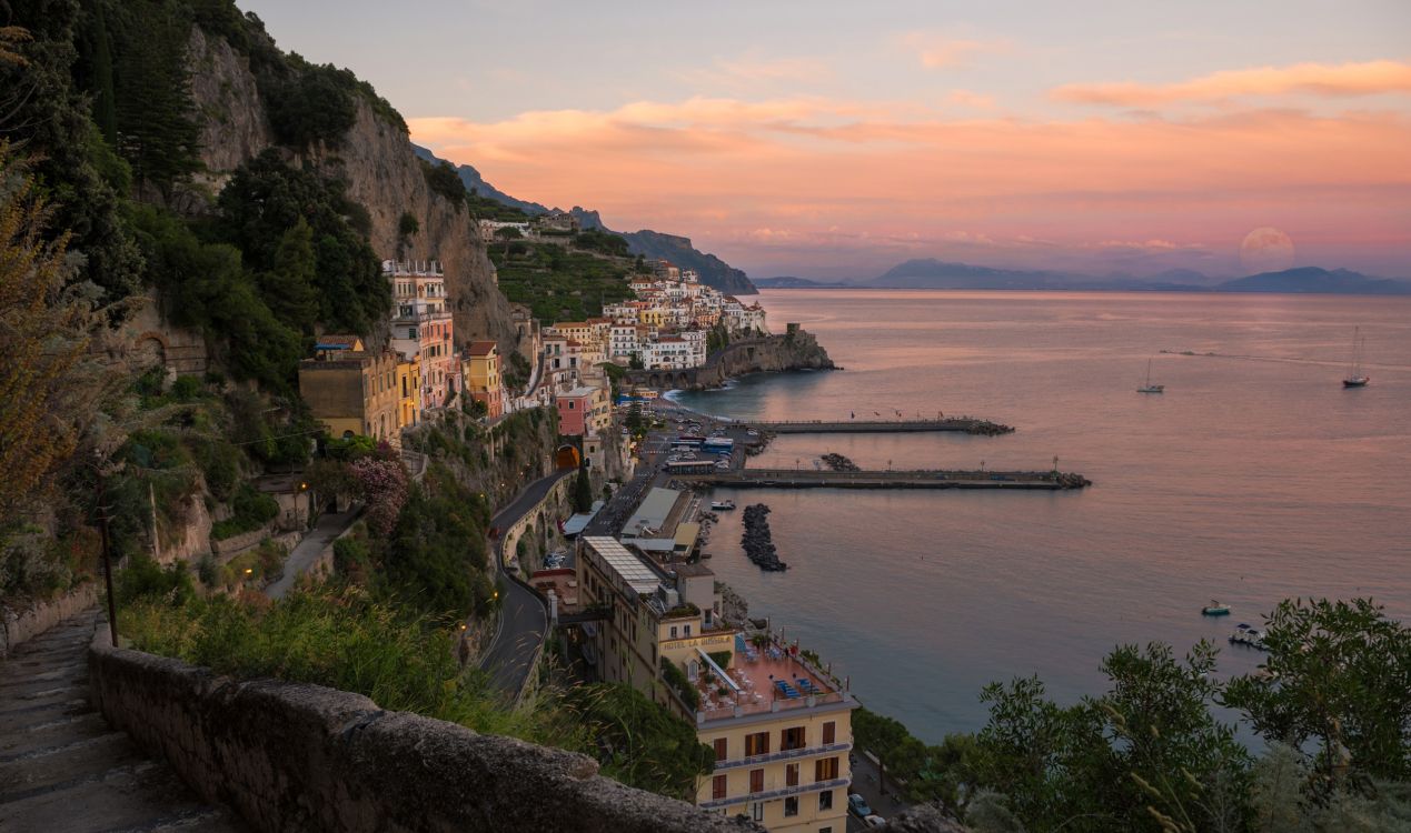 Vue Aérienne de la Ville Près du Plan D'eau Pendant la Journée. Wallpaper in 2560x1512 Resolution