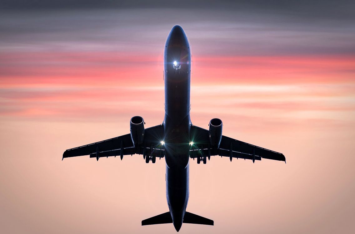 Avion Blanc et Bleu en Vol. Wallpaper in 5118x3378 Resolution