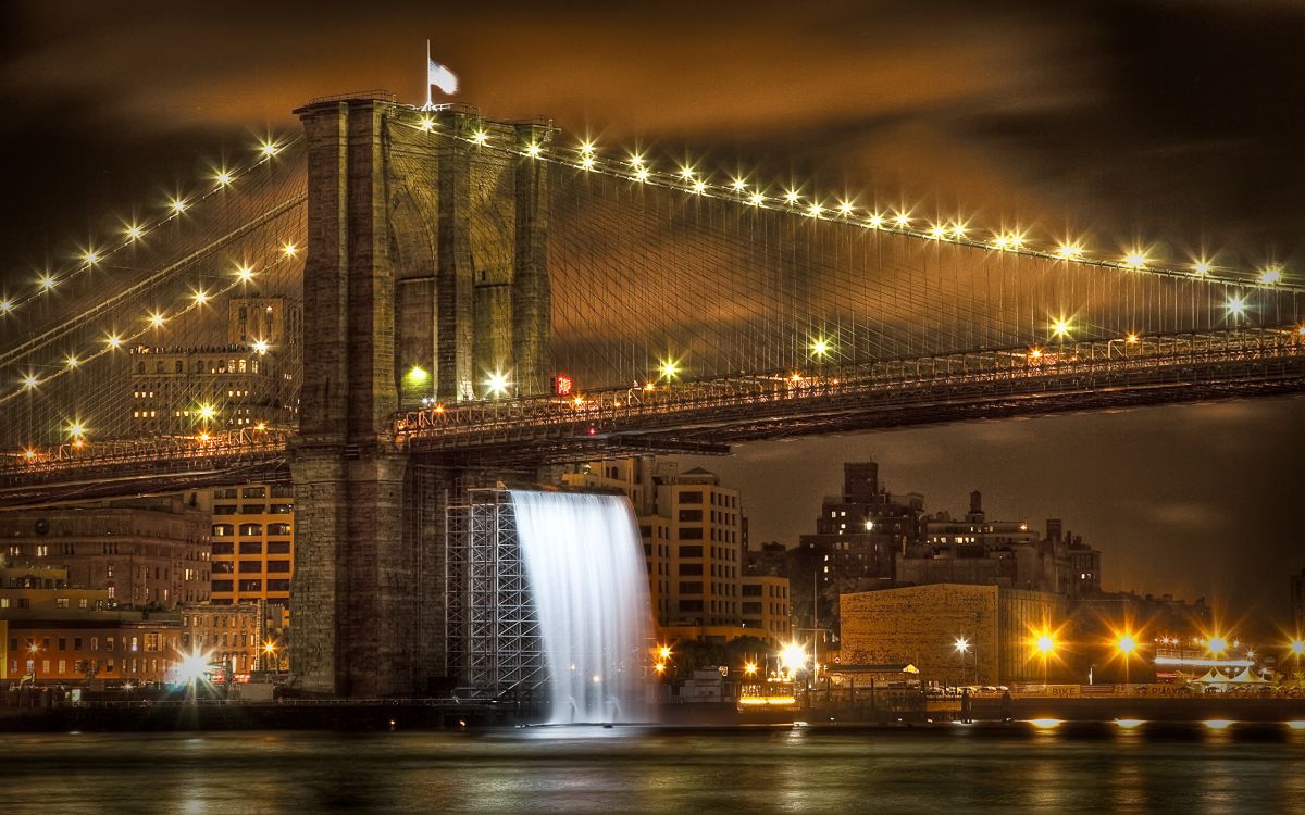 Puente Iluminado Cerca de Los Edificios de la Ciudad Durante la Noche.. Wallpaper in 2560x1600 Resolution