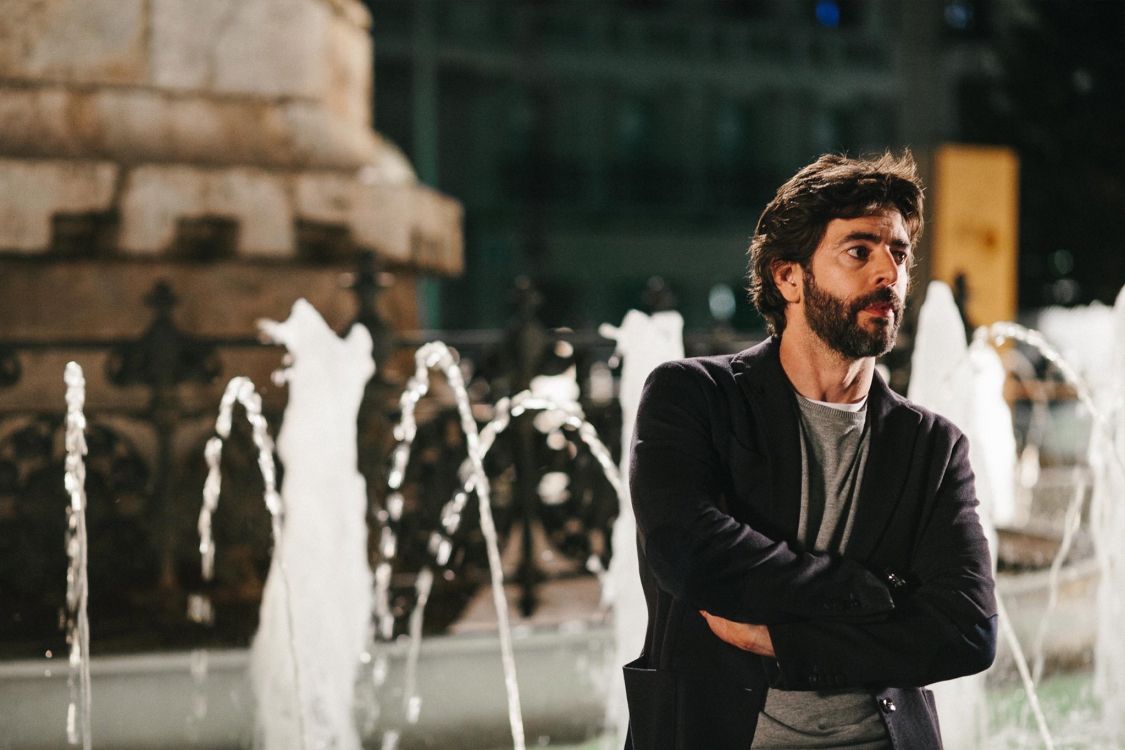 Homme en Veste Noire Debout Près de la Fontaine D'eau Pendant la Journée. Wallpaper in 2048x1365 Resolution