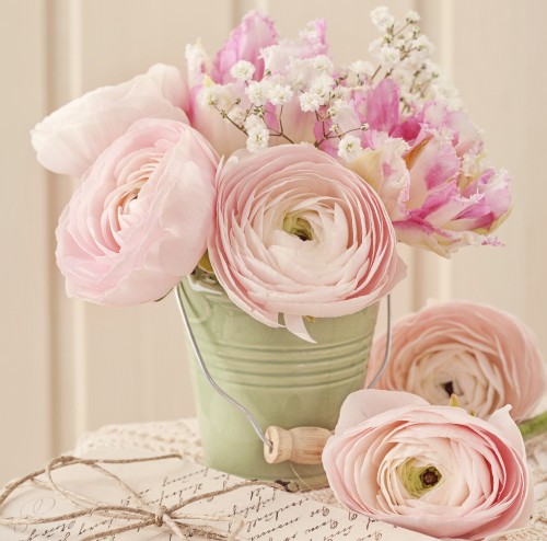 Image pink roses in green ceramic vase