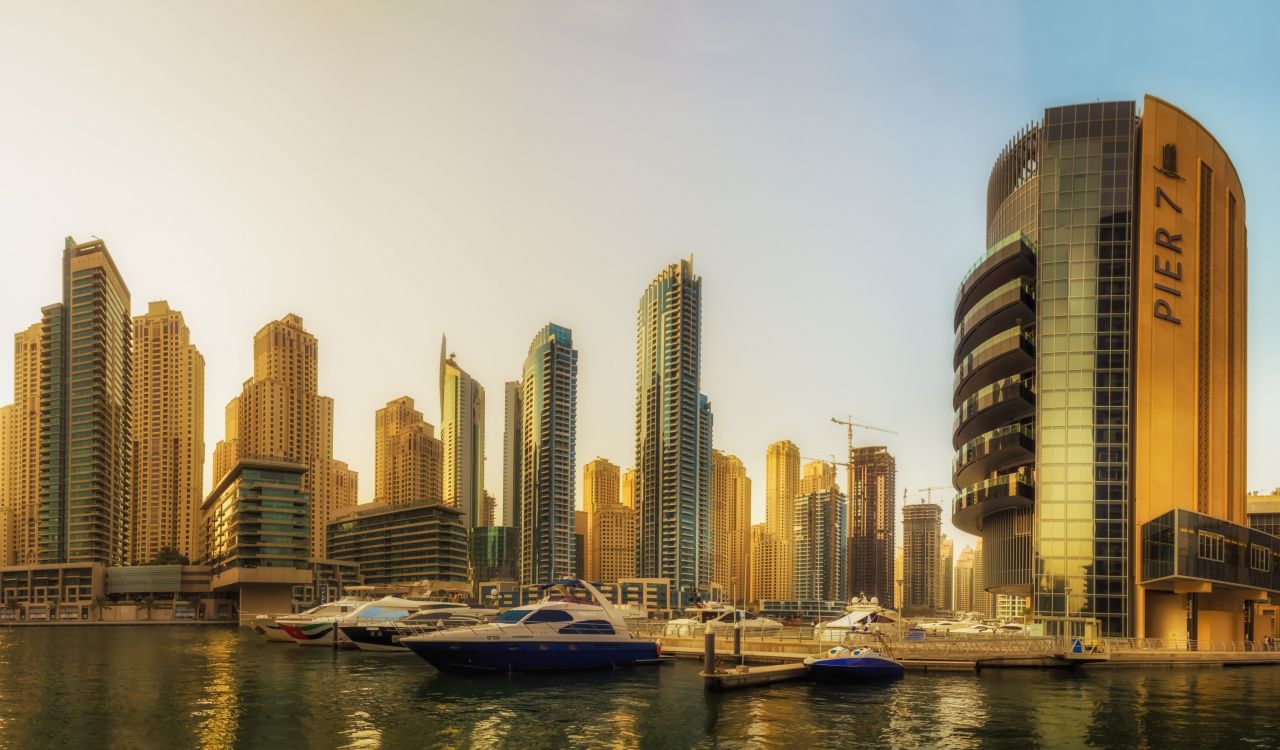 Weißes Und Blaues Boot Auf Einem Gewässer in Der Nähe Von Stadtgebäuden Tagsüber. Wallpaper in 3000x1757 Resolution