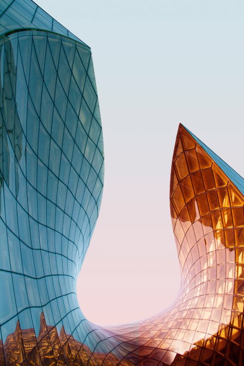 Gebäude Aus Blauem Und Braunem Glas. Wallpaper in 3456x5184 Resolution