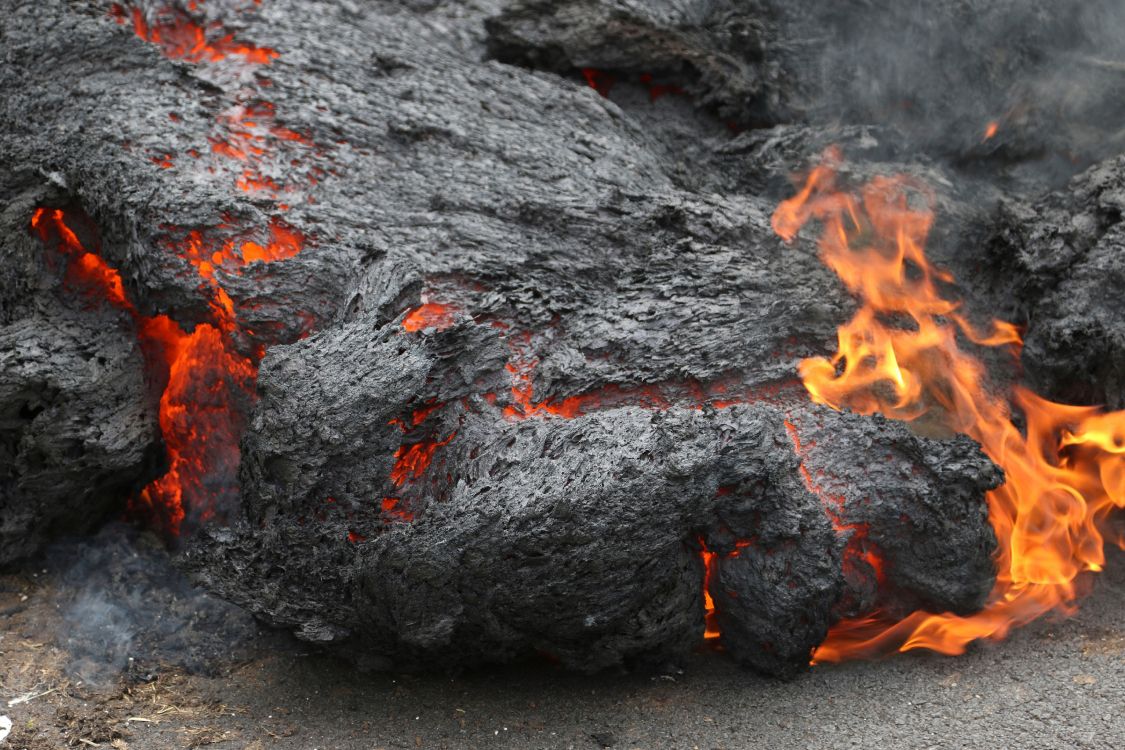 Black and Red Fire on Gray Sand. Wallpaper in 5472x3648 Resolution