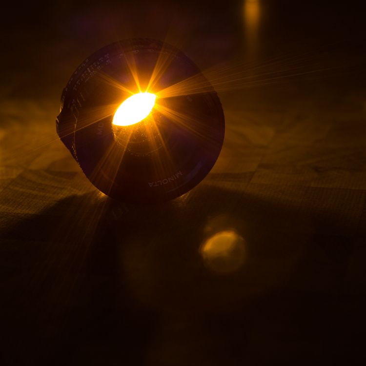 Boule Noire et Blanche Sur Une Table en Bois Marron. Wallpaper in 2525x2525 Resolution