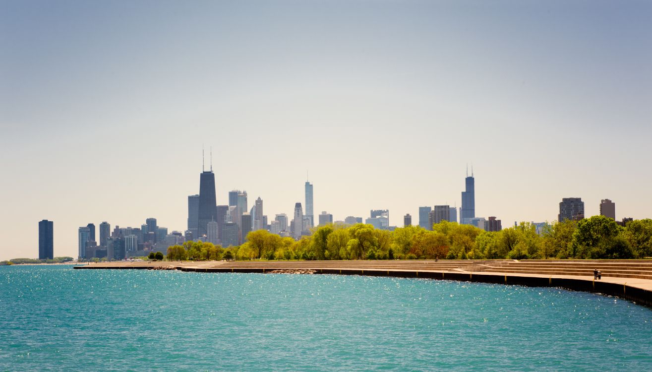 Horizonte de la Ciudad a Través Del Cuerpo de Agua Durante el Día.. Wallpaper in 4144x2362 Resolution