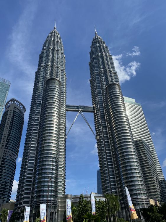 Las Torres Petronas, Kuala Lumpur, Malasia, Torres Gemelas Petronas, Torre de Bloques. Wallpaper in 1536x2048 Resolution