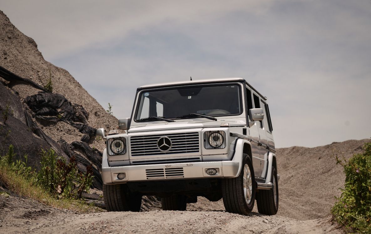 Jeep Wrangler Blanc Sur Champ Rocheux Brun Sous Ciel Nuageux Blanc Pendant la Journée. Wallpaper in 8256x5224 Resolution