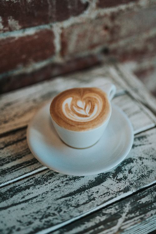 Weiße Keramiktasse Mit Untertasse Auf Dem Tisch. Wallpaper in 4480x6720 Resolution