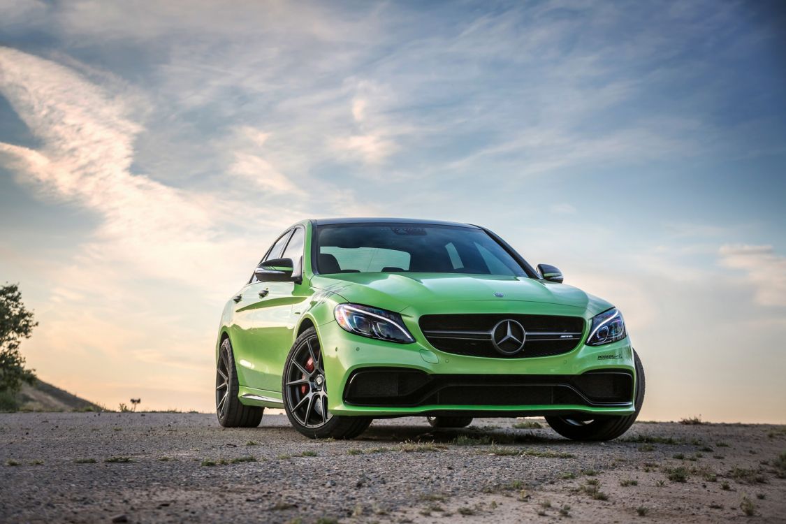 Grünes Bmw m 3 Coupe Auf Braunem Feld Unter Weißen Wolken Tagsüber. Wallpaper in 1920x1280 Resolution