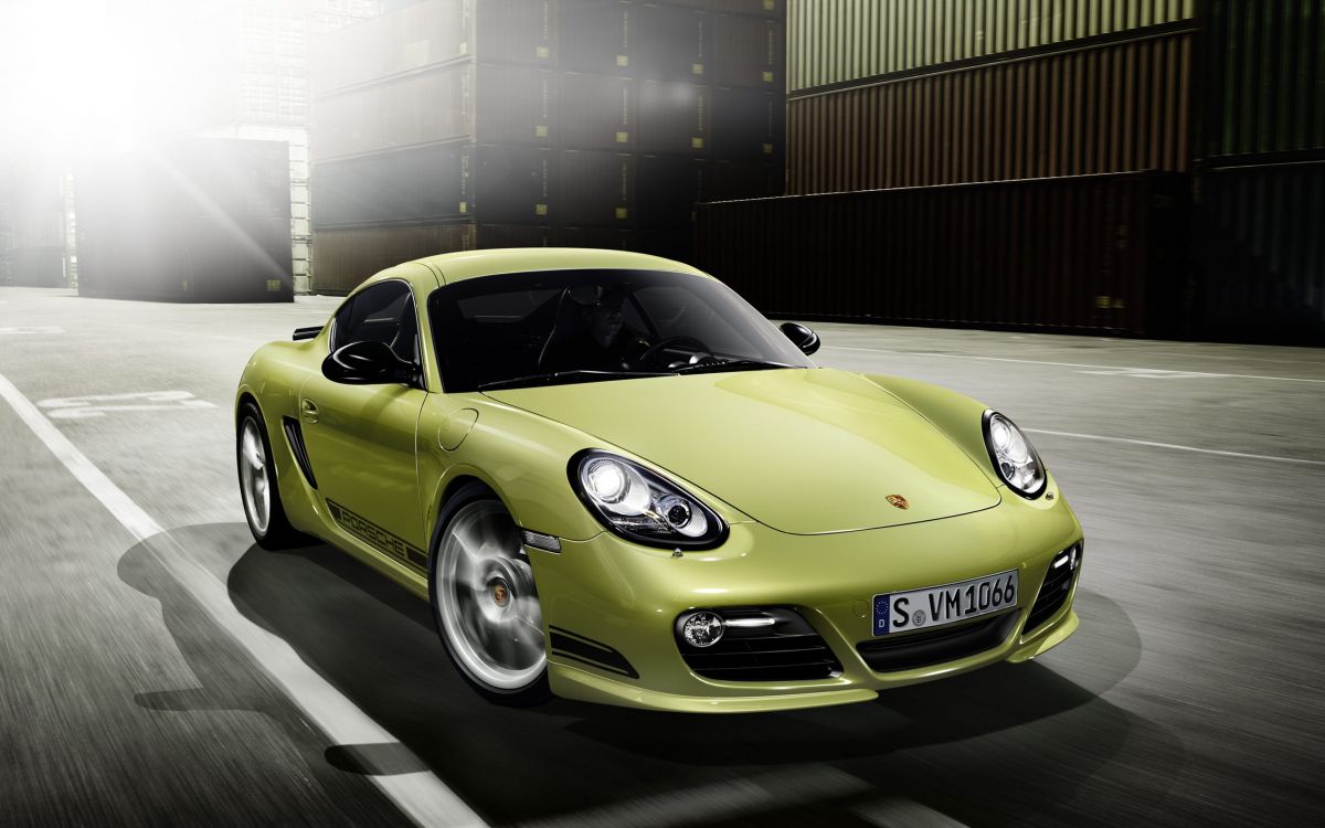 Porsche 911 Amarillo Estacionado en Garaje. Wallpaper in 2560x1600 Resolution