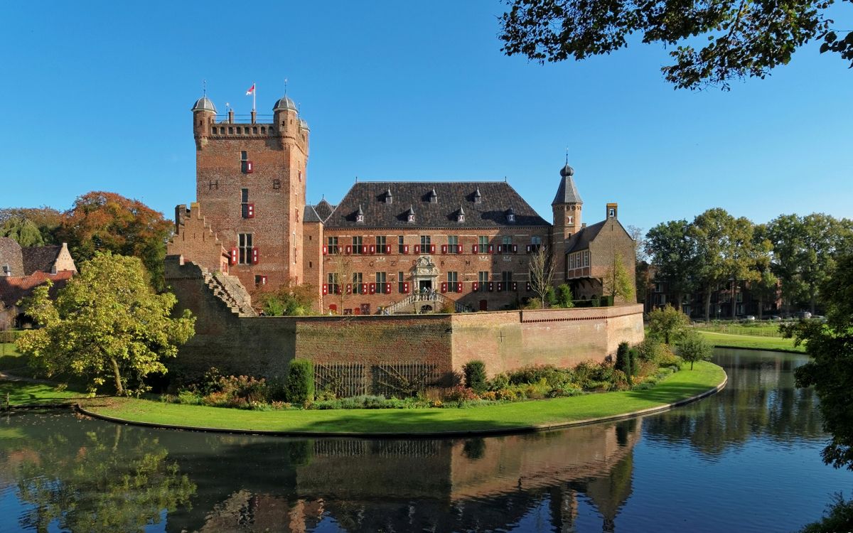 Bâtiment en Béton Brun Près Des Arbres Verts et de la Rivière Sous un Ciel Bleu Pendant la Journée. Wallpaper in 2880x1800 Resolution