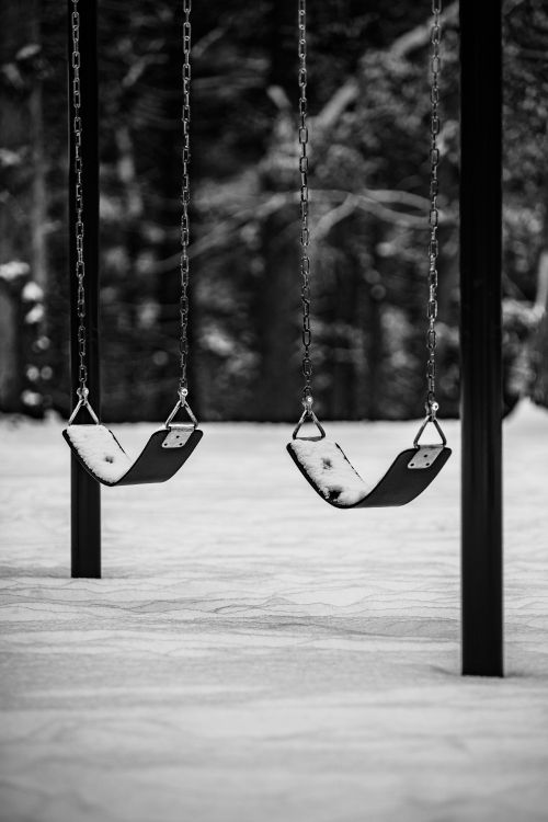 Fotografía en Escala de Grises de la Silla Mecedora.. Wallpaper in 4208x6305 Resolution