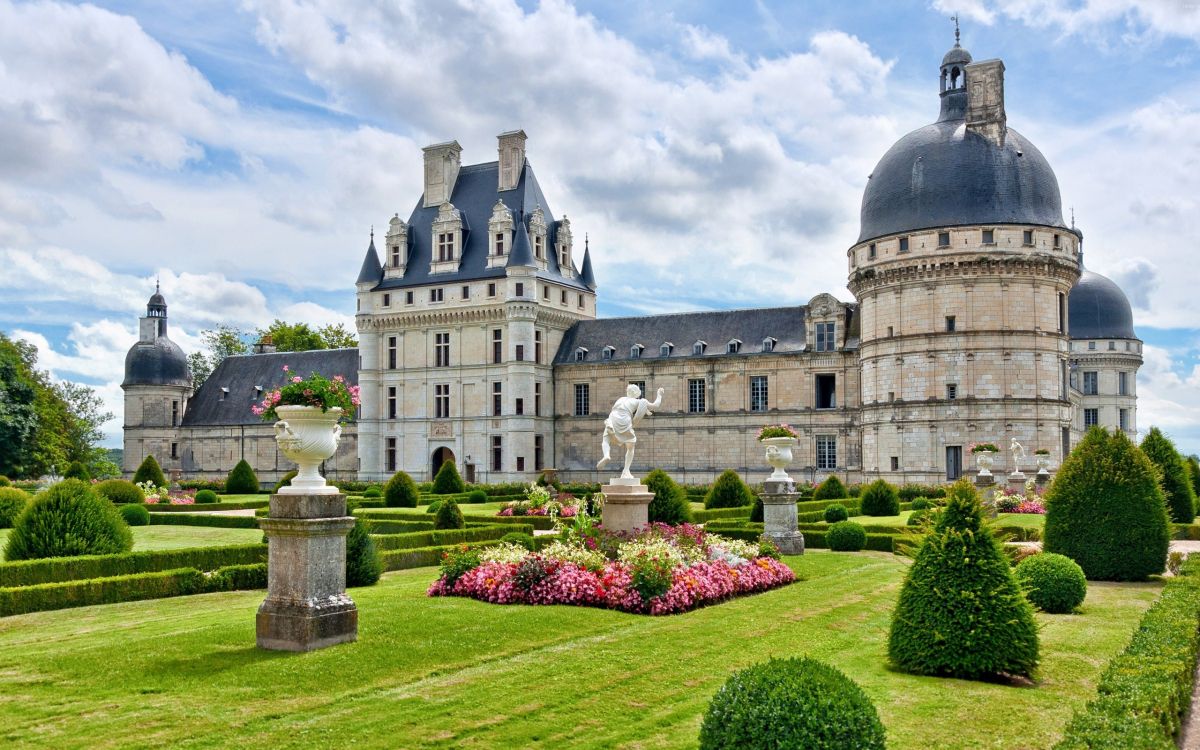 Edificio de Hormigón Gris Bajo un Cielo Azul Durante el Día. Wallpaper in 2560x1600 Resolution