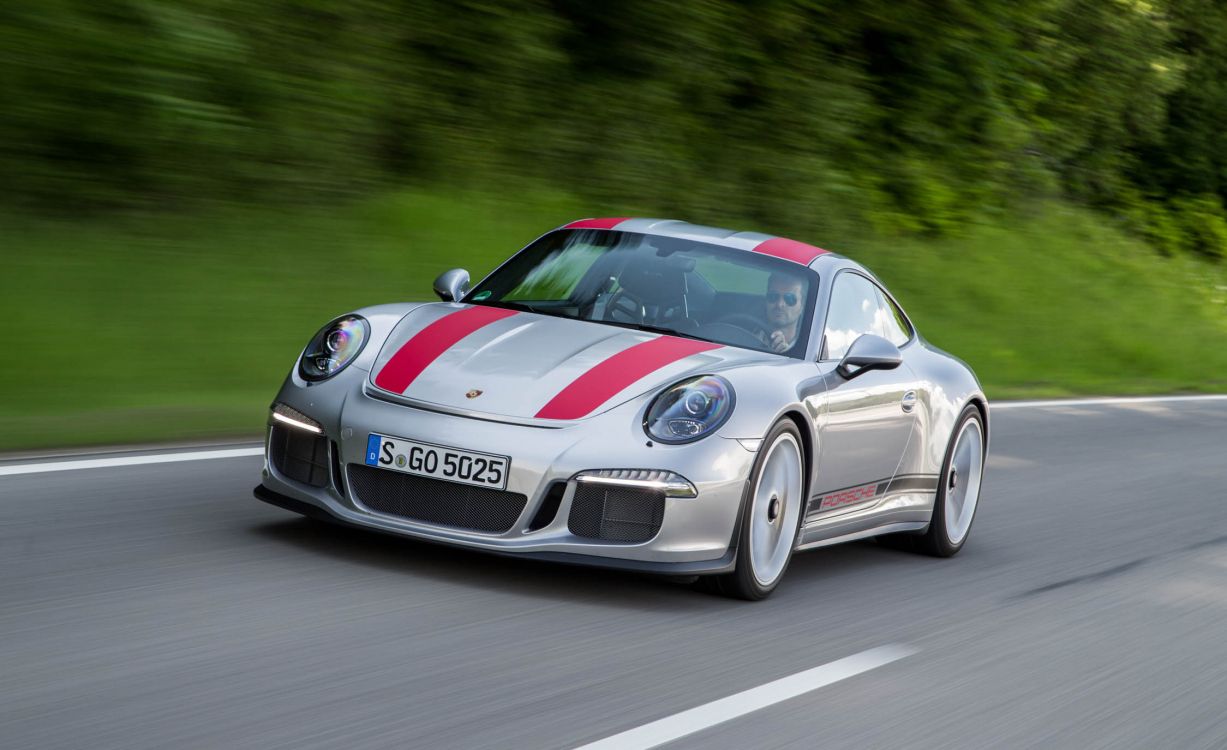 Weißer Porsche 911 Tagsüber Unterwegs. Wallpaper in 2250x1375 Resolution