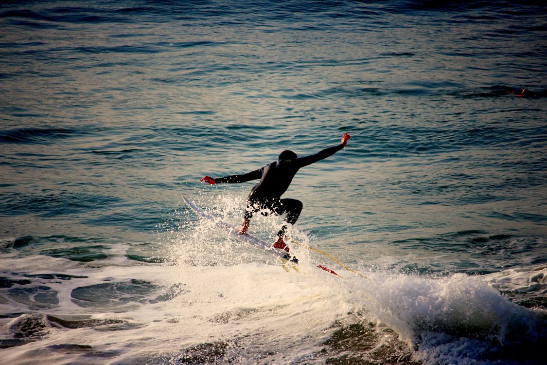 Homme Surfant Sur Les Vagues de la Mer Pendant la Journée. Wallpaper in 5184x3456 Resolution