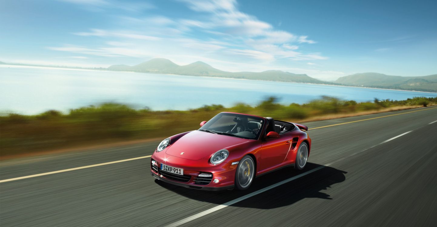 Porsche 911 Rouge Sur Route Pendant la Journée. Wallpaper in 3000x1560 Resolution