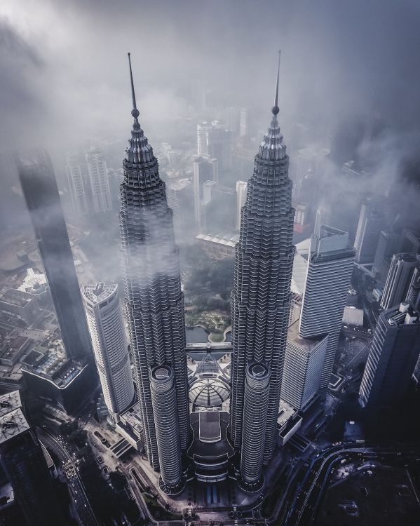 Petronas Twin Towers; Petronas Zwillingstürme, World Trade Center, Wolkenkratzer, Stadtzentrum Von Kuala Lumpur, Tower. Wallpaper in 2931x3664 Resolution