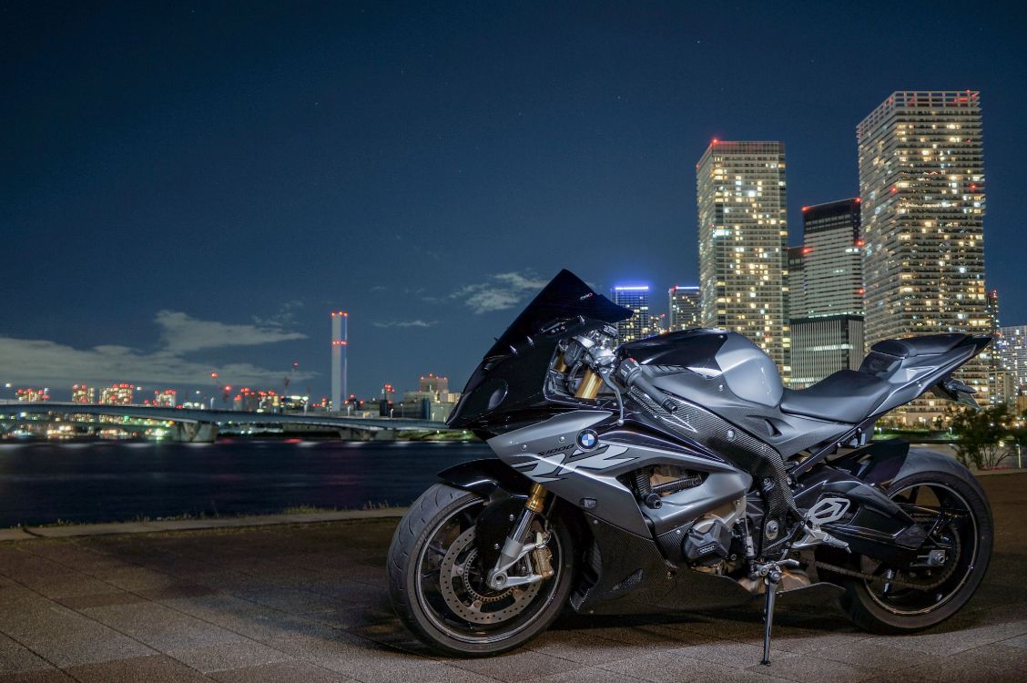 Vélo de Sport Noir Sur Route Pendant la Nuit. Wallpaper in 4538x3016 Resolution