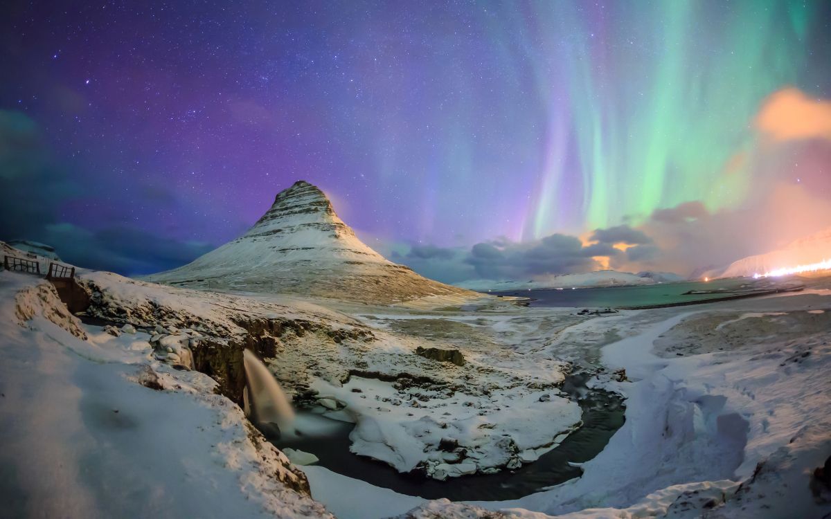 Montaña Cubierta de Nieve Bajo un Cielo Verde. Wallpaper in 2880x1800 Resolution