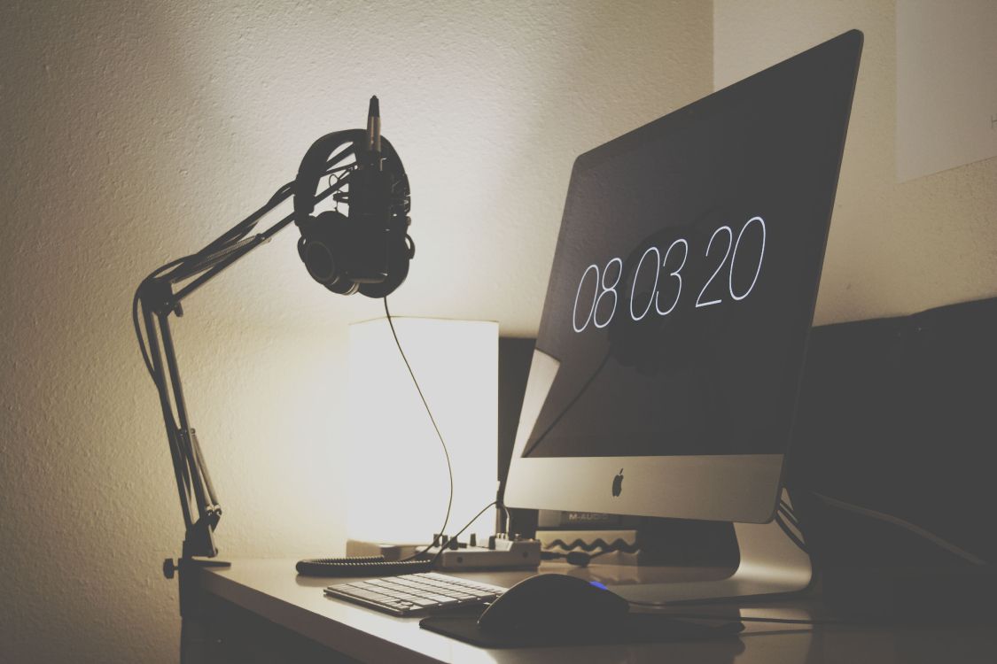 Silberner Imac Auf Braunem Holzschreibtisch. Wallpaper in 5184x3456 Resolution