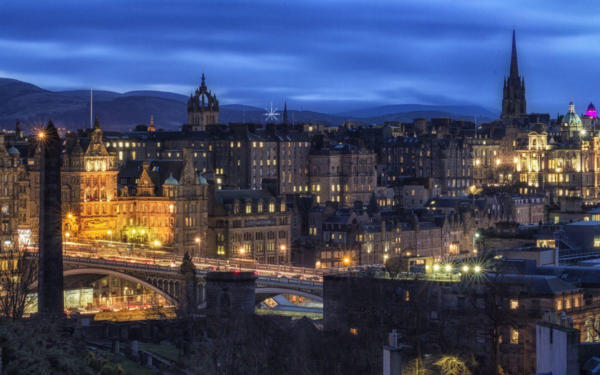 Edificio de Hormigón Marrón Durante la Noche. Wallpaper in 3840x2400 Resolution