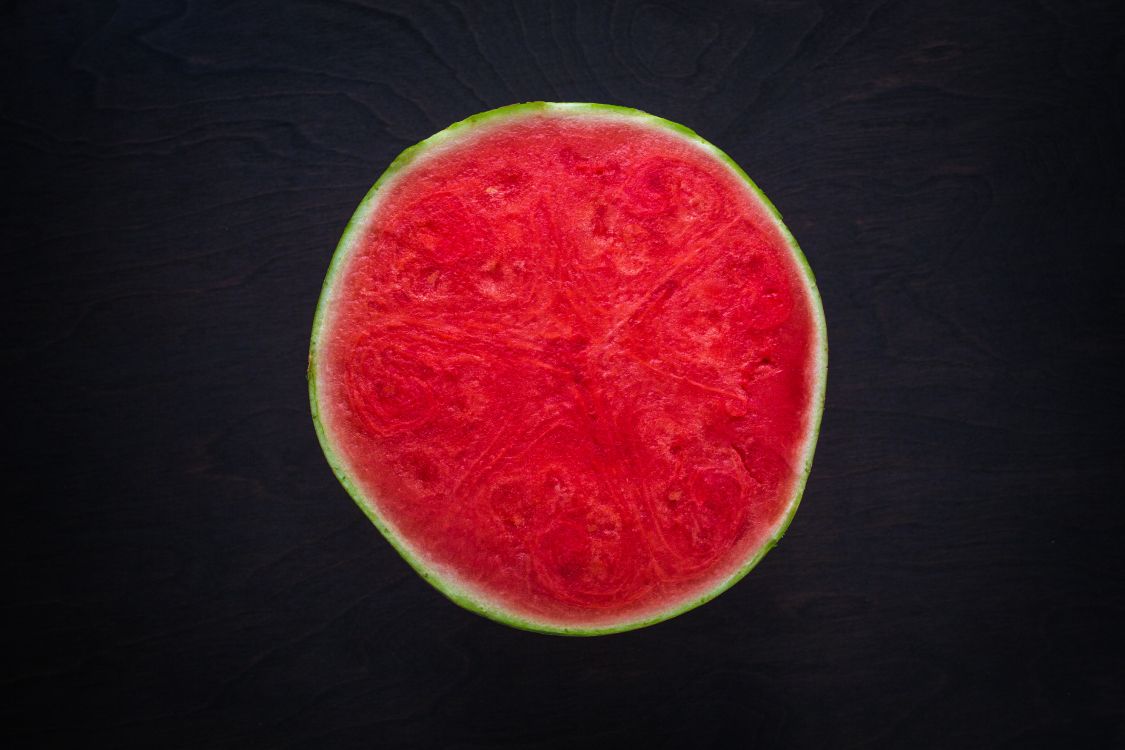 Geschnittene Wassermelone Auf Schwarzem Holztisch. Wallpaper in 4896x3264 Resolution