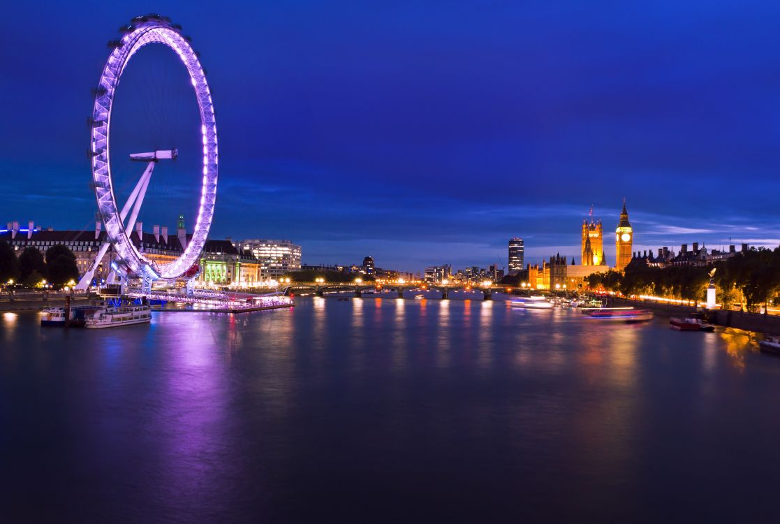 Grande Roue Près Des Bâtiments de la Ville Pendant la Nuit. Wallpaper in 3427x2300 Resolution