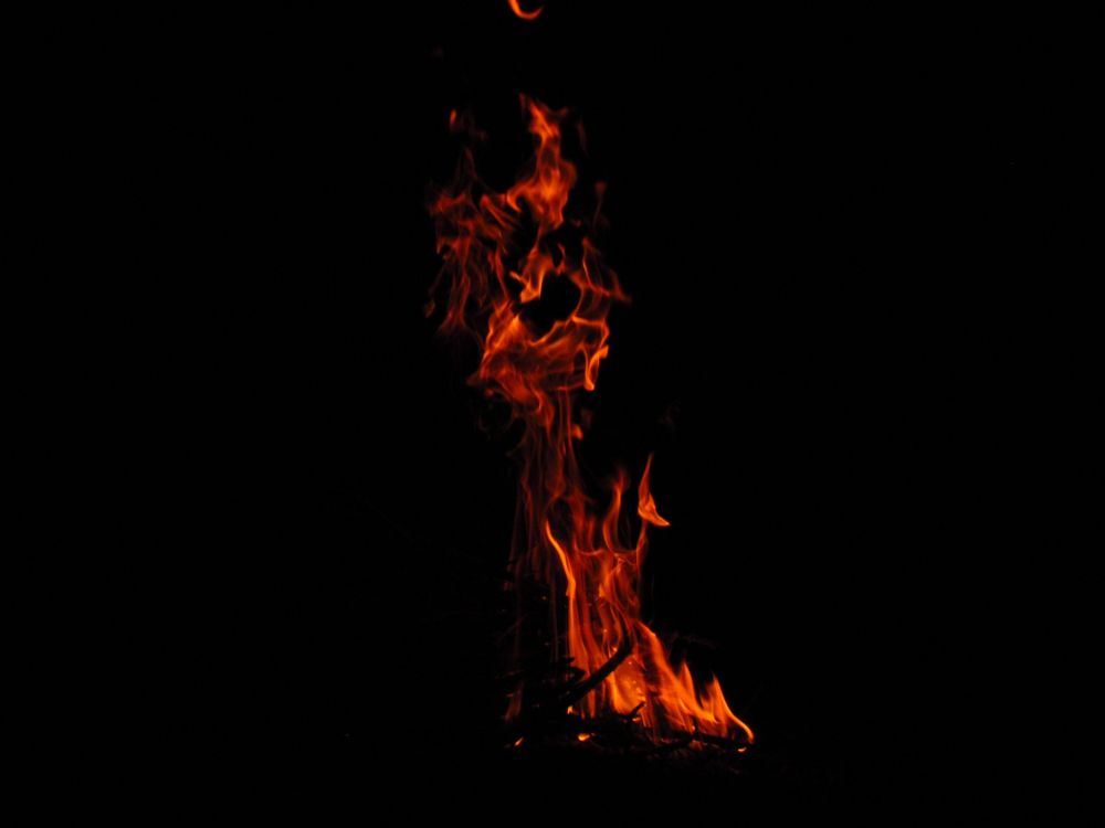 Fuego Naranja y Rojo Sobre Fondo Negro. Wallpaper in 1920x1440 Resolution